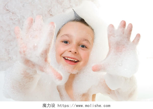 白底全身泡沫开心的洗澡小男孩人物六一儿童节61儿童节图片